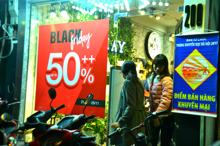 Tuy nhiên, trong hai hôm nay, sau khi cửa hàng giảm giá mạnh tới 50% hưởng ứng ngày Black Friday thì lượng khách đến mua tăng chóng mặt.