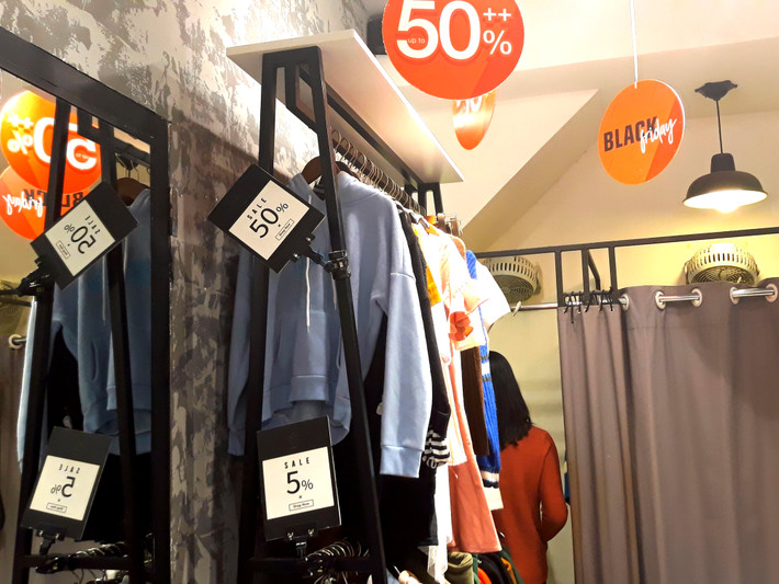 Tuy nhiên, theo quan sát của Kiến Thức, những sản phẩm giảm giá đến 50% chủ yếu là hàng hè thu, mốt cũ... Những mặt hàng này không có nhiều người để ý.