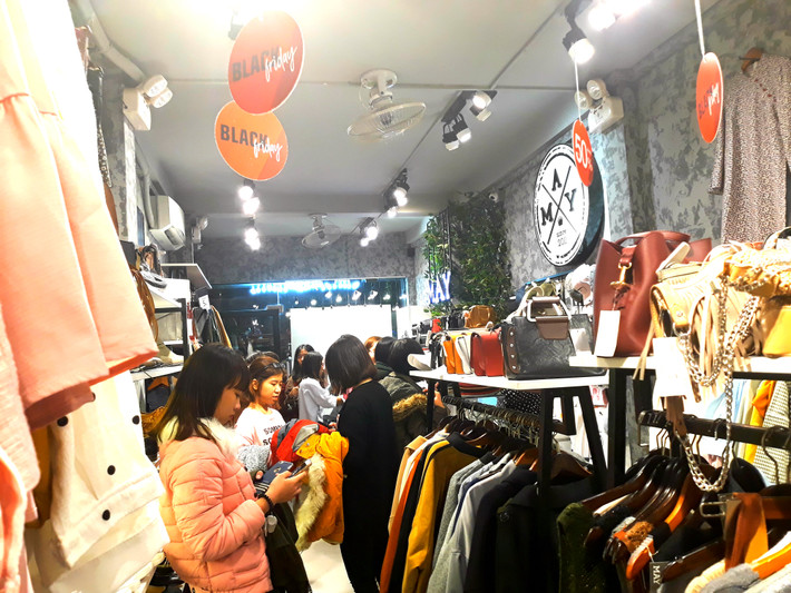 Ngoài ra, thời tiết Hà Nội đột ngột thay đổi, trở rét cũng là nguyên nhân khiến các cửa hàng thời trang hút khách.