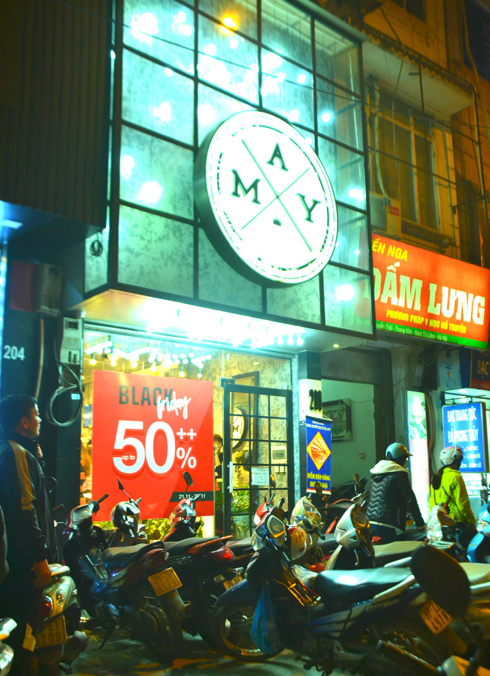 Tại một cửa hàng thời trang trên đường Nguyễn Trãi, quận Thanh Xuân, bãi trông giữ xe đã chật kín và tràn xuống cả lòng đường ngay từ lúc mở cửa.
