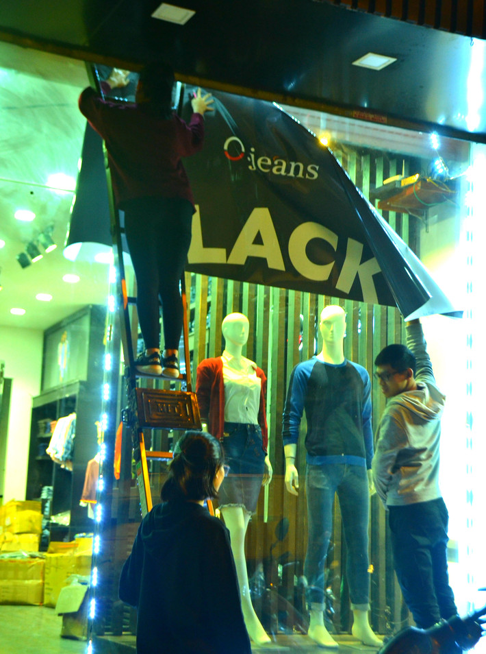 Dù chưa thực sự rộng khắp song "Black Friday" đang ngày càng phổ biến và được nhiều doanh nghiệp, cửa hàng Việt Nam hưởng ứng, thu hút một lượng lớn khách mua sắm.