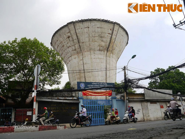 Một thủy đài khác nằm trong khuôn viên của Công ty cổ phần Tư vấn Xây dựng cấp nước tại đường Nguyễn Văn Đậu quận Bình Thạnh.