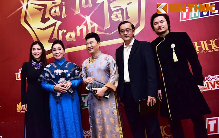 Ban giám khảo cuộc thi là những nghệ sĩ nổi tiếng, giàu kinh nghiệm như NSND, Tiến sĩ cải lương Bạch Tuyết (áo dài xanh), ca sĩ Quang Linh và NSƯT diễn viên hài Hoài Linh.