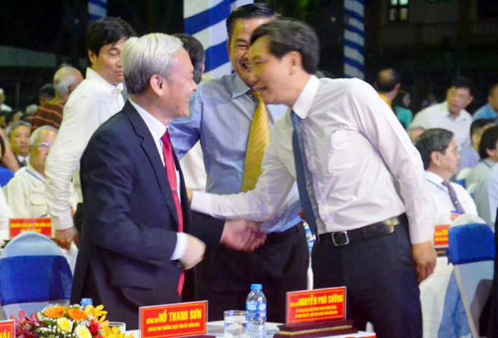 Đồng chí Nguyễn Phú Cường, Bí thư Tỉnh ủy, Chủ tịch HĐND tỉnh đón tiếp các đại biểu về dự lễ. Ngay trước giờ khai mạc, rất đông cán bộ và nhân dân địa phương từ các nơi trên địa bàn Long Khánh đã háo hức kéo về Sân vận động thành phố để đón mừng sự kiện thị xã Long Khánh lên thành phố.