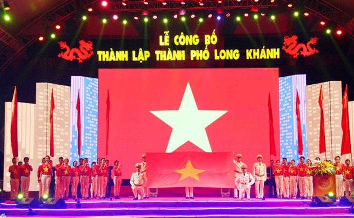 Tối qua 2/6, tại Sân vận động Long Khánh (phường Xuân Bình, TX Long Khánh, tỉnh Đồng Nai), đã chính thức diễn ra Lễ công bố Nghị quyết của Ủy ban Thường vụ Quốc hội về việc thành lập 5 phường và thành phố Long Khánh thuộc tỉnh Đồng Nai.