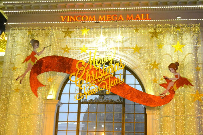 Royal City (Nguyễn Trãi, Hà Nội) nổi bật trong trời đêm...