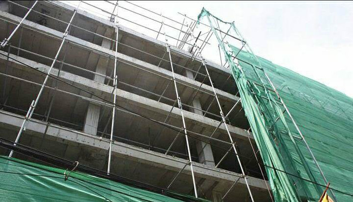 Một số người dân sinh sống gần đây cho biết, dự án tòa nhà văn phòng 34 - 52 Lê Văn Hưu được khởi công từ vài năm trước, nhưng đã lâu rồi không thấy tiếp tục xây dựng.