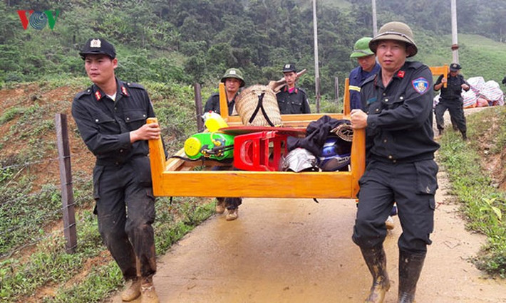 Ngay sau khi xảy ra thiên tai, tỉnh Lai Châu đã huy động gần 100 cán bộ, chiến sĩ các LLVT phối hợp với lực lượng tại địa phương hỗ trợ người dân di chuyển đồ đạc.