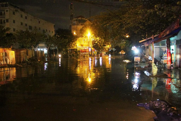 Trước đó, vào khoảng 21h ngày 2/1, nước dâng cao bất thường rồi nhanh chóng tràn vào nhà của hàng trăm hộ dân sống ở 2 phường Thạnh Xuân và Thạnh Lộc. Do nước tràn vào quá nhanh, người dân hoàn toàn bị động, không kịp di dời tài sản nên đã gây hư hại nhiều tài sản.