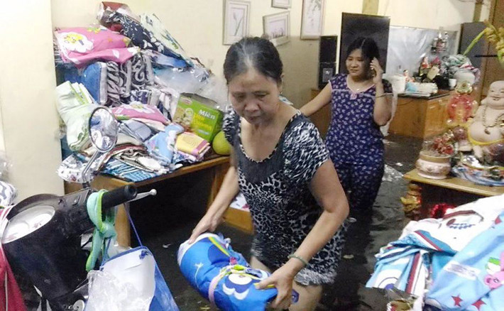 Hàng trăm người dân chạy lụt giữa đêm khuya.