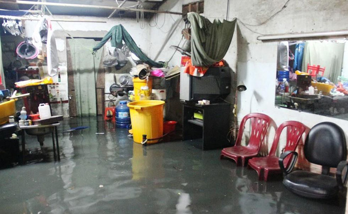 Ghi nhận của PV Kiến Thức, tại địa bàn khu phố 1 phường Thạnh Xuân, các tuyến đường bị nước nhấn chìm, có nơi sâu đến 1m. Nước tràn vào nhà dân khiến cuộc sống người dân bị đảo lộn.