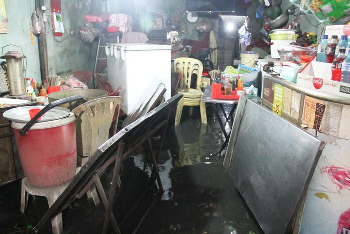 Có mặt tại hiện trường trong đêm, ông Vũ Anh Đức, Chủ tịch phường Thạnh Xuân (quận 12), cho biết: "Sự cố do nắp cống Cán Dù tại khu phố 1 của phường Thạnh Xuân bị tuột khỏi bàn lề lúc triều cường đang lên nên xảy ra sự cố nước tràn bờ bao".