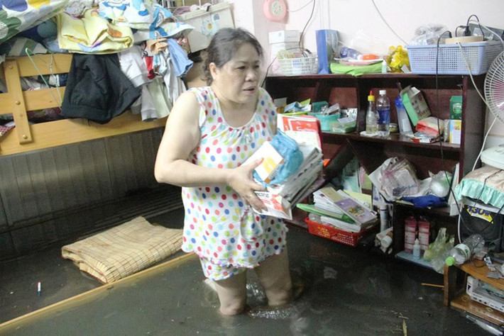 Người phụ nữ này chỉ kịp cứu được những tập vở đi học cho con.