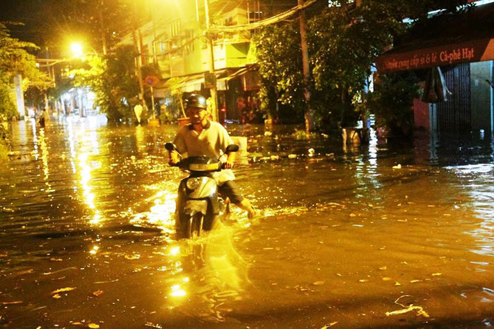 Đến rạng sáng nay (3/1), chính quyền quận 12 (TP HCM) vẫn đang phối hợp với Trung tâm chống ngập TP khẩn trương khắc phục sự cố thuỷ triều dâng cao làm nước tràn bờ đê bao, gây ngập nặng và làm thiệt hại nghiêm trọng về tài sản của người dân trên 2 địa bàn phường Thạnh Xuân và Thạnh Lộc.