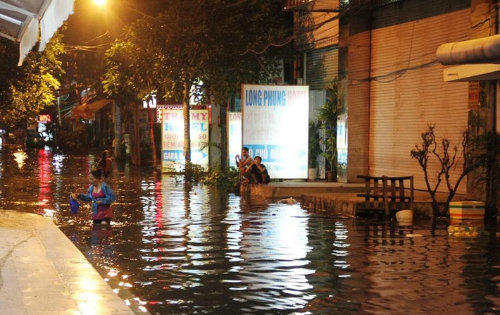 Biển nước mênh mông trên nhiều tuyến đường sau sự cố giữa đêm khuya.