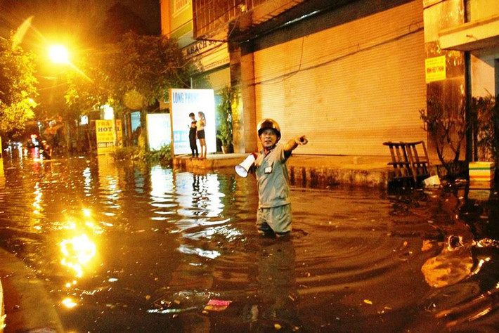 “Sự cố gây ngập khu biệt thự Nam Long rộng khoảng 4ha, chủ yếu ngập cơ sở hạ tầng và khu dân cư. Hiện tại, chính quyền địa phương đã cử lực lượng đến hiện trường phụ giúp và ổn định cuộc sống trong đêm cho người dân. Đồng thời, Trung tâm điều hành chống ngập TP đã khắc phục được sự cố và đang chờ nước rút ra để hàn nắp cống lại", ông Đức thông tin.