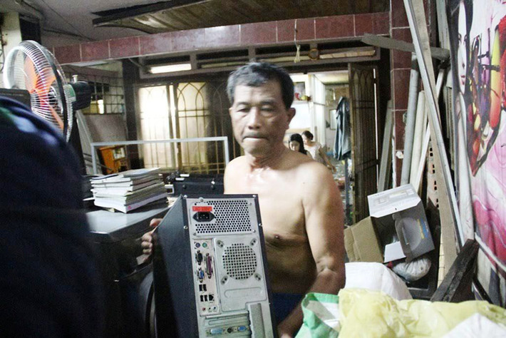 Người dân cố di dời tài sản.