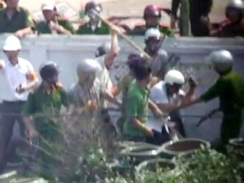 Hai nhà báo VOV bị hành hung trong vụ cưỡng chế ở Hưng Yên Sáng 24/4/2012, nhà báo Nguyễn Ngọc Năm (SN 1970), Trưởng phòng và Hán Phi Long (SN 1979), phóng viên của Trung tâm tin, Đài tiếng nói Việt Nam - VOV nhận nhiệm vụ đến Văn Giang, Hưng Yên nắm tình hình vụ cưỡng chế thu hồi 5,8 ha đất dự án Khu đô thị Thương mại và du lịch Văn Giang (Ecopark). Quá này bị lực lượng cưỡng chế (có công an mặc sắc phục) hành hung. Nhà báo Nguyễn Ngọc Năm bị còng, đưa lên xe về trụ sở Viện KSND H.Văn Giang; còn ông Hán Phi Long thì tự đến Công an H.Văn Giang để tường trình sự việc.
