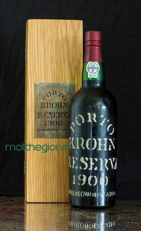 Đáng chú ý trong số đồ cổ của mẹ chồng Hà Tăng là bộ sưu tập rượu quý vintage niên đại 1888 với chai duy nhất kèm chứng nhận quyền sở hữu... Ảnh: Một thế giới.