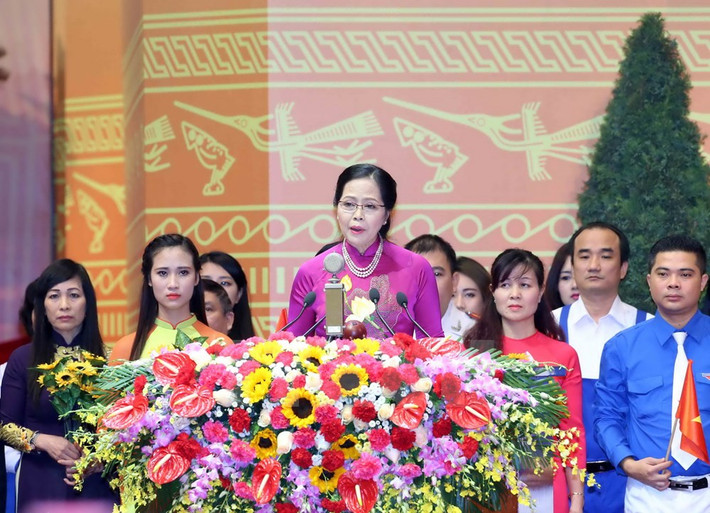 Bà Lê Thị Kim Oanh, Phó Chủ tịch Thường trực Ủy ban Mặt trận Tổ quốc Việt Nam Thành phố Hà Nội, thay mặt các tầng lớp nhân dân Thủ đô và cả nước phát biểu chào mừng Đại hội. (Ảnh: TTXVN)