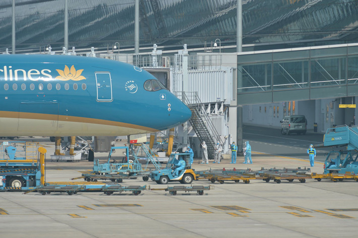 Sau khi khách rời đi, khu vực sân đỗ, máy bay, xe thang, phương tiện tác nghiệp đều được khử trùng tuyệt đối.