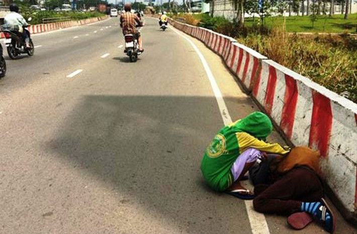 Còn đây là hình ảnh một bé gái ngồi ôm mẹ trên Xa lộ Hà Nội với lời than thở "Mẹ con đói quá xỉu rồi, mọi người ơi cứu mẹ con với" và nhận được sự thương xót, giúp đỡ của rất nhiều người đi đường.