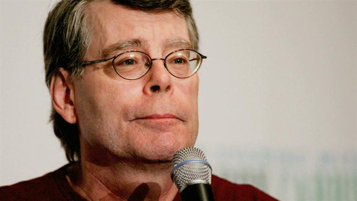 Khi đi ngủ, nhà văn khoa học viễn tưởng Stephen King có thói quen đặt mọi chiếc gối cùng quay về một hướng nhất định.