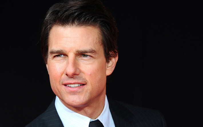 Còn tài tử giàu bậc nhất Hollywood - Tom Cruise thường xuyên ngủ trong phòng cách âm phía sau nhà để không làm phiền đến ai bởi tiếng ngáy quá to.