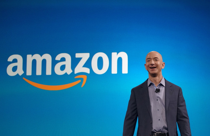 Không giống như nhiều tỷ phú khác say mê làm việc đến mức quên ngủ, tỷ phú công nghệ Jeff Bezos có thói quen ngủ đủ 8 tiếng mỗi ngày để đảm sức khỏe.