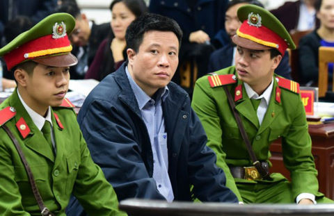 Hành vi của Thắm và đồng phạm đã gây thiệt hại nặng nề đối với các cổ đông (trong đó có vốn Nhà nước), đồng thời ảnh hưởng nghiêm trọng đến chính sách tiền tệ. Tài liệu vụ án chỉ ra, tổng số tiền mà Hà Văn Thắm cùng hàng chục bị cáo liên quan gây thiệt hại lên tới xấp xỉ 2.000 tỷ đồng. Ảnh: Zing.