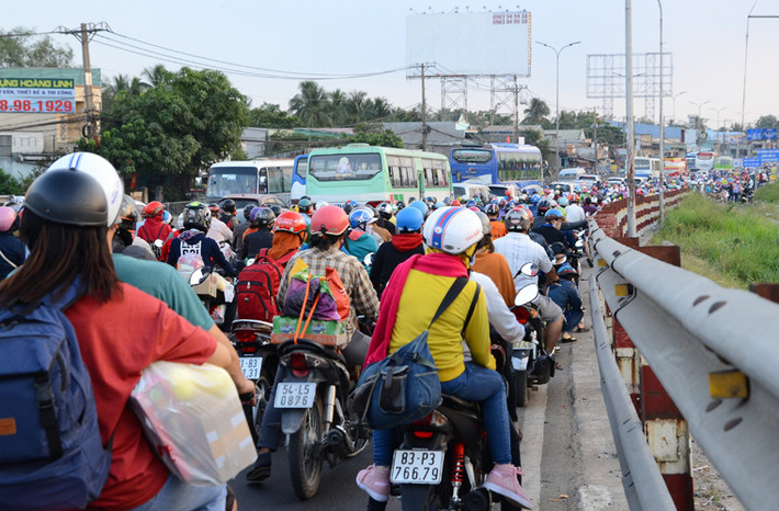 Trước đó, từ chiều 26 Tết (31/1), người dân đã bắt đầu đổ về các tỉnh miền Tây đón Tết cổ truyền của dân tộc.