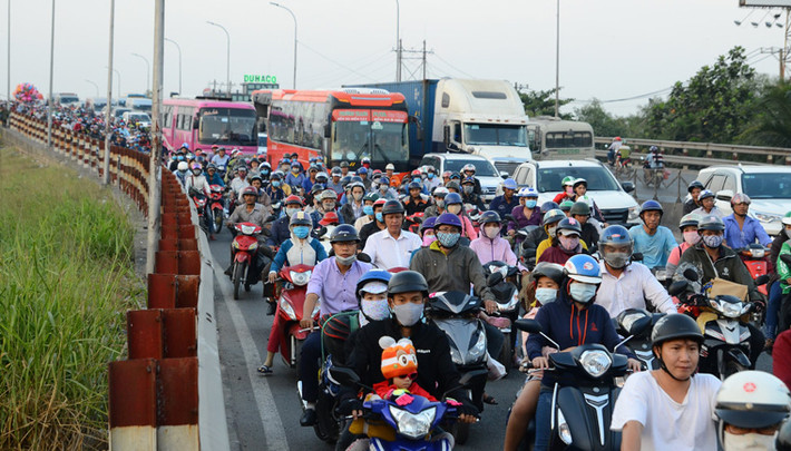 Do lượng người xe đổ về quá lớn nên giao thông trên QL1 đoạn gần chợ Bình Chánh hướng về các tỉnh miền Tây bị ùn ứ nghiêm trọng.