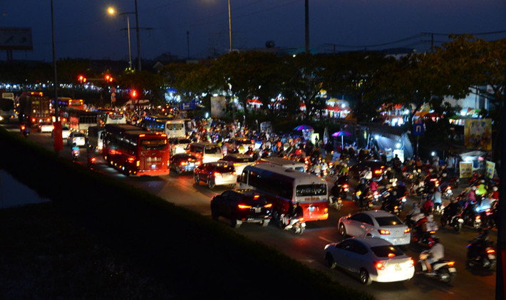 "Biển người" từ các hướng đổ về cửa ngõ phía Tây TP HCM trên QL1A (đoạn qua địa bàn huyện Bình Chánh, TP HCM) trong đêm 26 Tết.