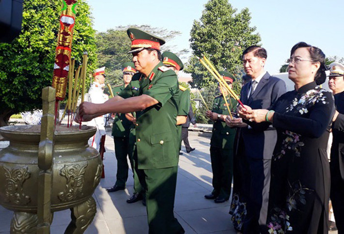 Nguyên Chủ tịch HĐND TP HCM Nguyễn Thị Quyết Tâm dâng hương tại Nghĩa trang TP.