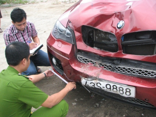 3. Xe BMW gây tai nạn, 2 người thương vong Khoảng 21h tối 19/7, trên cầu Thuận Phước (địa bàn phường Thuận Phước, quận Hải Châu), xe BMW X6 do tài xế Trần Đức Quốc Anh (SN 1983, trú phường Thuận Phước, quận Hải Châu, Đà Nẵng) điều khiển, chạy với tốc độ cao đã tông vào xe gắn máy BKS 43P1 - 7861 do anh Huỳnh Đình Sang (SN 1993) điều khiển chở theo sau chị Tống Bích Hương (SN 1994, trú phường Thuận Phước, quận Hải Châu) đang lưu thông cùng chiều. Hậu quả, chị Hương tử vong tại chỗ, còn anh Sang bị thương nặng.