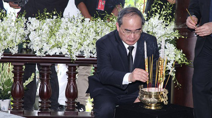 Bí thư Thành ủy Nguyễn Thiện Nhân bùi ngùi thắp nén nhang tiễn biệt nguyên Thủ tướng Phan Văn Khải. Ảnh SGGP