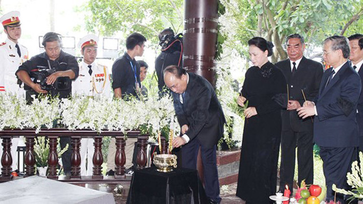 Thủ tướng Nguyễn Xuân Phúc, Chủ tịch quốc hội Nguyễn Thị Kim Ngân và các vị lãnh đạo, nguyên lãnh đạo Đảng, Nhà nước thắp nén hương tiễn biệt nguyên Thủ tướng Phan Văn Khải khi linh cữu đã được an táng. Ảnh SGGP