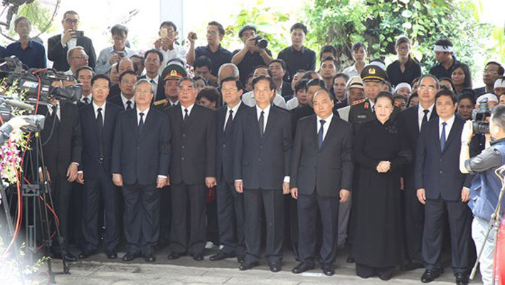 Lãnh đạo, nguyên lãnh đạo Đảng, Nhà nước và các ban, ngành đoàn thể bên linh cữu nguyên Thủ tướng Phan Văn Khải trước giờ an táng. Ảnh SGGP