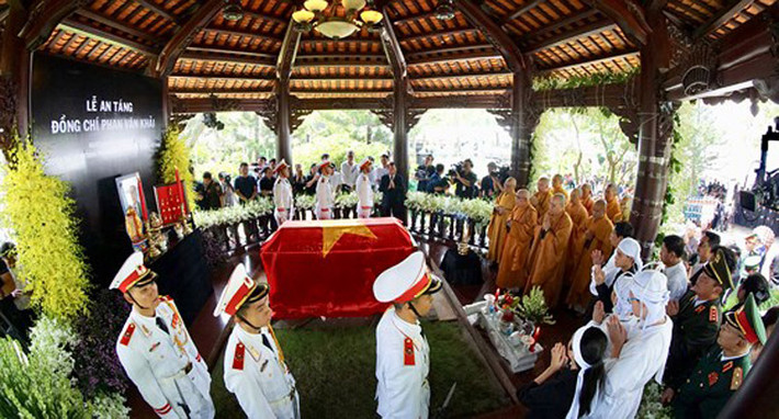 Nghi lễ cuối cùng chuẩn bị lễ an táng nguyên Thủ tướng Phan Văn Khải. Ảnh SGGP