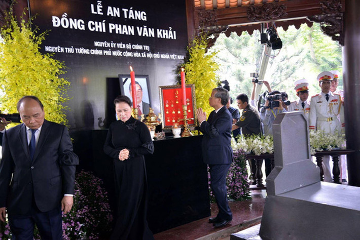 Các vị lãnh đạo đi vòng quanh nơi an táng nguyên Thủ tướng Phan Văn Khải nằm cạnh mộ phần của vợ ông. Ảnh SGGP