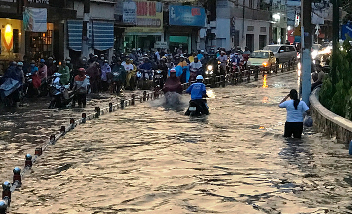 Tối 28/9, nhiều khu vực ở phía Đông TP.HCM có mưa rất lớn. Cơn mưa như trút nước khiến hàng loạt tuyến đường trên địa bàn các quận 2, 9, Thủ Đức...ngập sâu trong biển nước mênh mông.