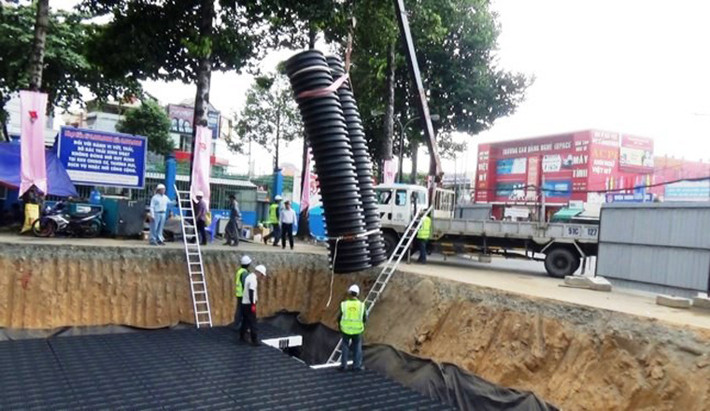 Công trình có quy mô dài 10m, rộng 9m, sâu khoảng 2,5m, được lắp đặt bằng các môđun cross-wave là những kết cấu bằng nhựa và đây là công nghệ mới được sử dụng. Hồ điều tiết nói trên được xây dựng ngầm trong lòng đất có dung tích chứa 109m3 nước mưa, khoảng 95% lượng nước này có thể để sử dụng tưới cây xanh và phòng cháy chữa cháy. Ảnh Ngô Bình/TPO.
