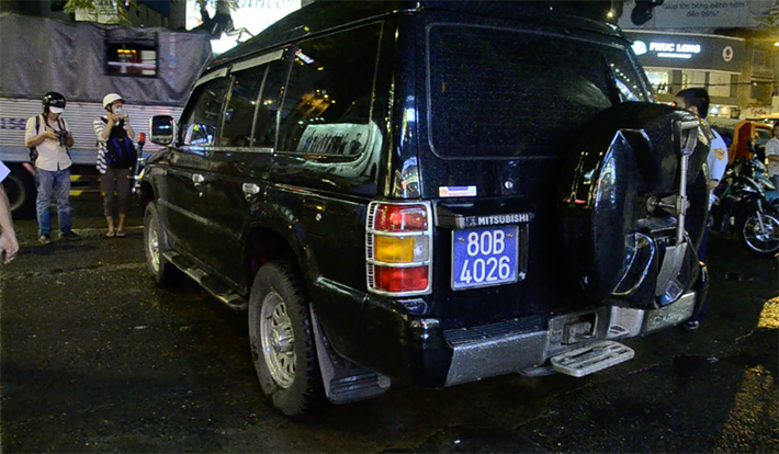 Ông Đoàn Ngọc Hải đã lệnh cho lực lượng trật tự đô thị niêm phong, cẩu chiếc xe này về phường để xử lý.