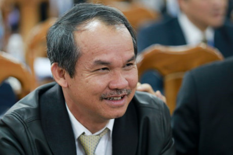 1. Bầu Đức Ông Đoàn Nguyên Đức, còn gọi là bầu Đức (SN 1962) khởi nghiệp bằng việc trực tiếp điều hành một phân xưởng mộc nhỏ, chuyên đóng bàn ghế cho học sinh tại xã. Sau đó, ông mở rộng hoạt động kinh doanh sang sản xuất hàng nội thất rồi nhiều lĩnh vực khác. Từ năm 1990, doanh nghiệp của ông phát triển, ông trở thành chủ của Tập đoàn Hoàng Anh Gia Lai (HAGL). Ảnh: Doanh Nghiệp.