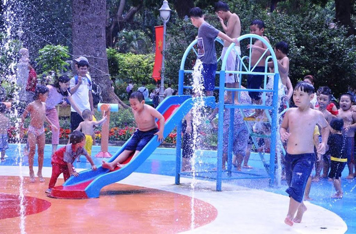 Các bé vui đùa dưới dòng nước trong các công viên.