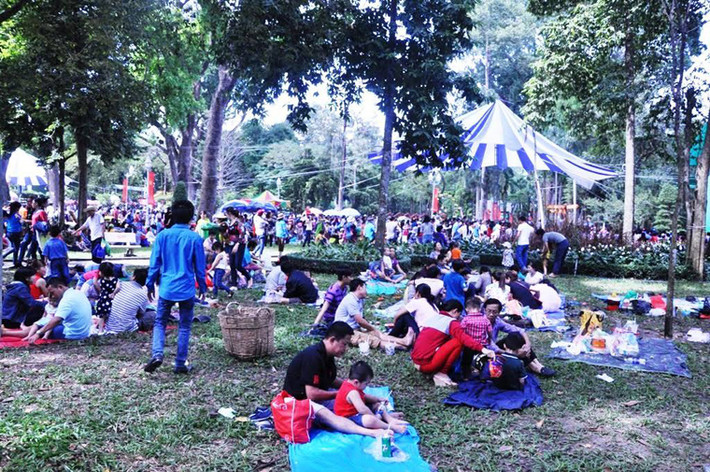 Trẻ em được phụ huynh mắc võng, trải bạt trên bãi cỏ trong Thảo Cầm Viên để nghỉ ngơi. Nhiều gia đình còn mang theo thức ăn, nước uống vào đây để ăn trưa.