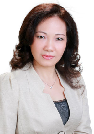 2. Bà Lê Thị Thúy Ngà - Chủ tịch Tập đoàn Nam Cường“Bóng hồng” quyền lực nhất trên thị trường bất động sản tiếp đó phải kể đến bà Lê Thị Thúy Ngà, người “thừa kế” gia sản khổng lồ từ cố Chủ tịch Tập đoàn Nam Cường – ông Trần Văn Cường. Hiện bà Lê Thị Thúy Ngà giữ chức danh Chủ tịch Tập đoàn Nam Cường và sở hữu trên 90% cổ phần tại tập đoàn địa ốc có quỹ đất lớn bậc nhất tại Hà Nội. Ảnh: Đời sống pháp luật.