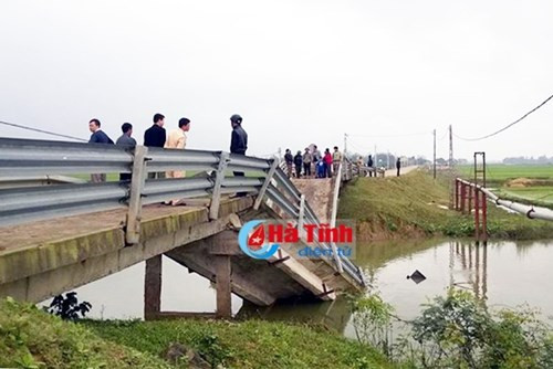 3. Sà lan chở cát đâm sập cầu, 3 người nhảy sông thoát nạn Khoảng 8h sáng 12/3/2016, một sà lan chở cát di chuyển trên kênh nhà Lê hướng Đức Thọ - TX Hồng Lĩnh đã đâm vào mố cầu Cơn Độ (nối phường Nam Hồng với xã Thuận Lộc, TX Hồng Lĩnh, tỉnh Hà Tĩnh) khiến cầu gãy sập. Chiếc sà lan bị khối bê tông lớn đè chìm. Rất may, vào thời điểm xảy ra tai nạn không có ai lưu thông qua cầu và 3 người trên sà lan đã kịp thời nhảy xuống kênh thoát vào bờ.
