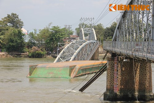 1. Sà lan tông sập cầu Ghềnh, nhiều người rơi xuống sông Khoảng 12h30 trưa 20/3, một sà lan đang chạy trên sông Đồng Nai đã tông vào cầu Ghềnh làm gãy hai nhịp cầu Ghềnh ở TP Biên Hòa, Đồng Nai khiến nhiều người đang di chuyển trên cầu bị rơi xuống sông. Vụ sập cầu Ghềnh đã khiến tuyến đường sắt Bắc - Nam tạm thời tê liệt. Hiện chưa rõ số người thương vong.