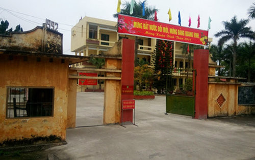7. Phạm nhân đang thụ án giam tự tử tại... nhà riêng Ngày 18/3, Thượng tá Lê Văn Lượng, Phó Trưởng Công an thành phố Hải Dương (CA tỉnh Hải Dương) cho biết, vào khoảng 1h30 ngày 14/3 đã nhận được tin báo có một người treo cổ chết tại nhà. Nạn nhân là Nguyễn Văn Định (SN 1975, trú tại phường Cẩm Thượng, thành phố Hải Dương). Nạn nhân phát hiện treo cổ chết tại cầu thang tại nhà riêng. Theo Đại tá Đặng Văn Tùng, Giám thị trại tạm giam Công an tỉnh Hải Dương, Định là phạm nhân đang thụ án tại Phân trại tạm giam thuộc Trại tạm giam Công an tỉnh Hải Dương.